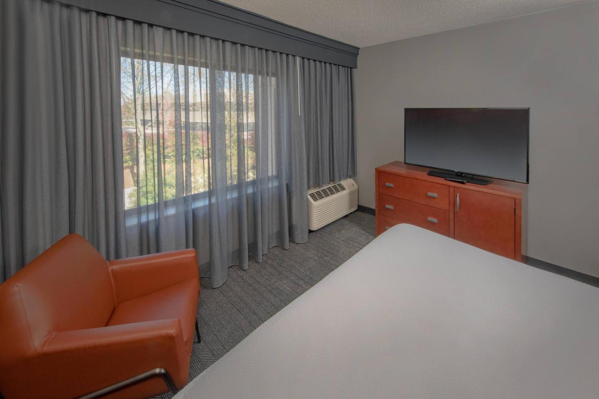 Courtyard By Marriott Frederick Hotel Exterior photo